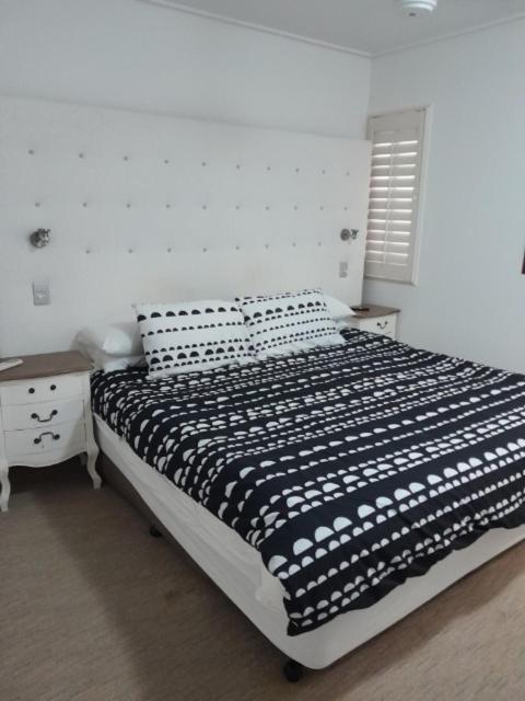 Water View. 1bedroom Sleeps 2. WI-FI, Wash Machine