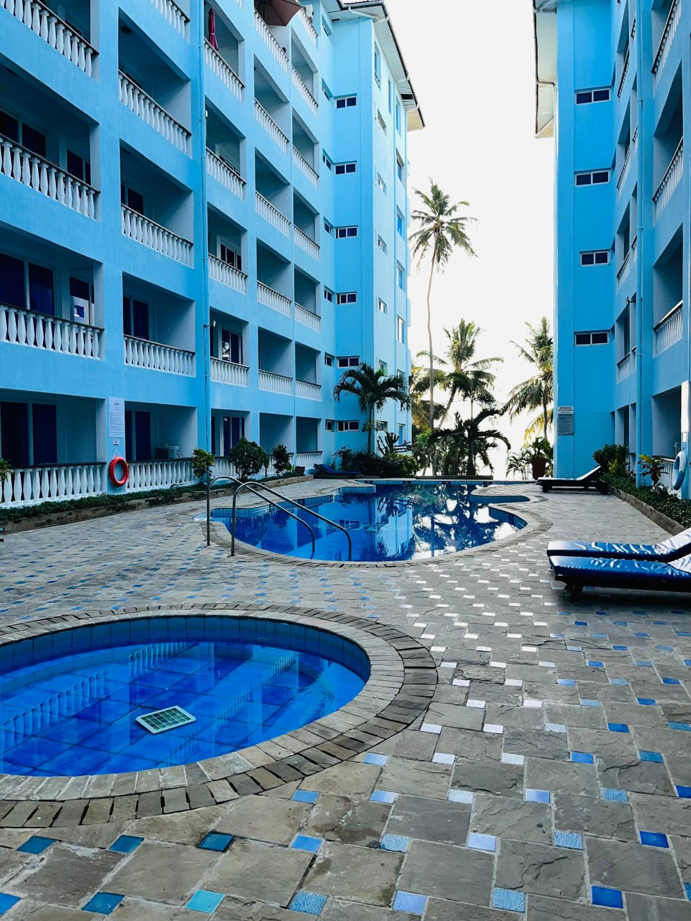 Cowrie Shell Beach Apartments Official