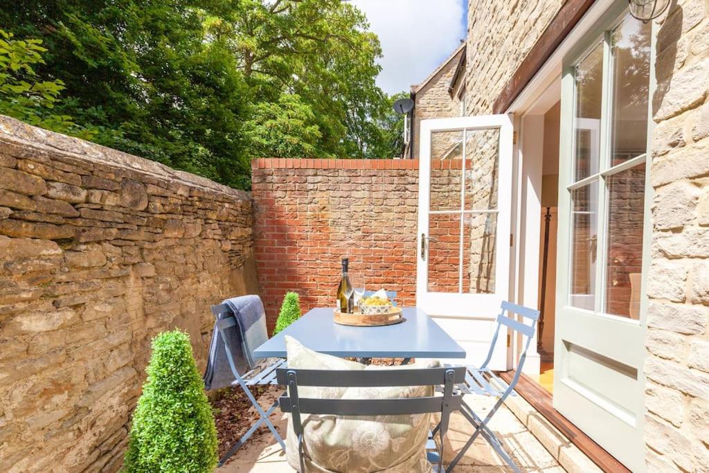 Oxfordshire Living - The Henrietta Cottage - Woodstock view 2