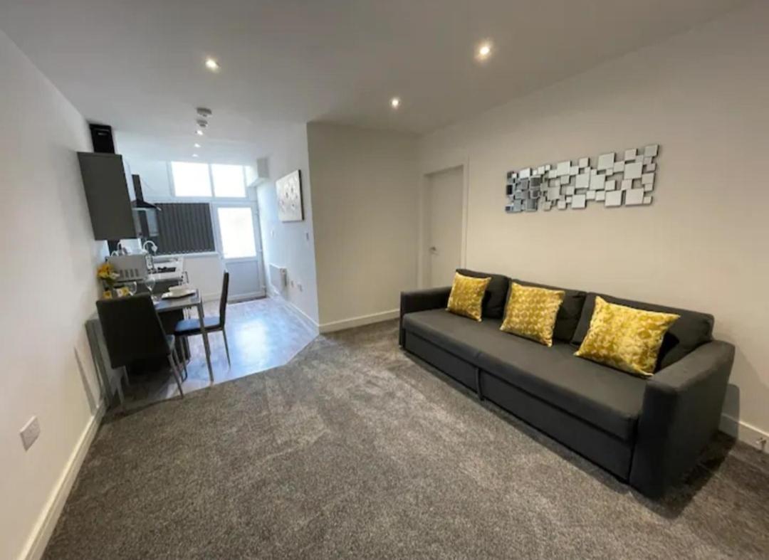 Newly Refurbished Clarendon Apartments, Free WIFI, Parking view 3