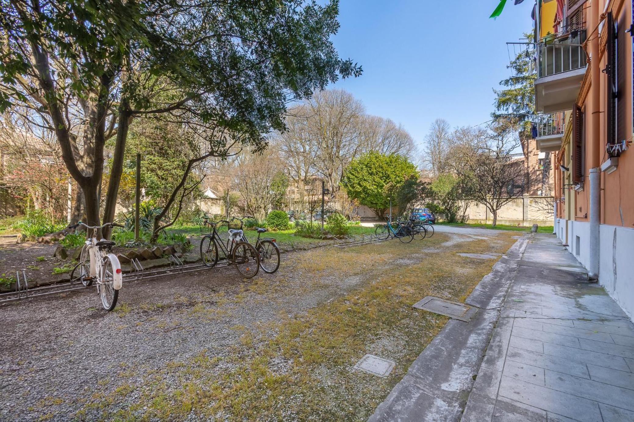 GuestHost - Ferrara Station Essential Apartment with parking