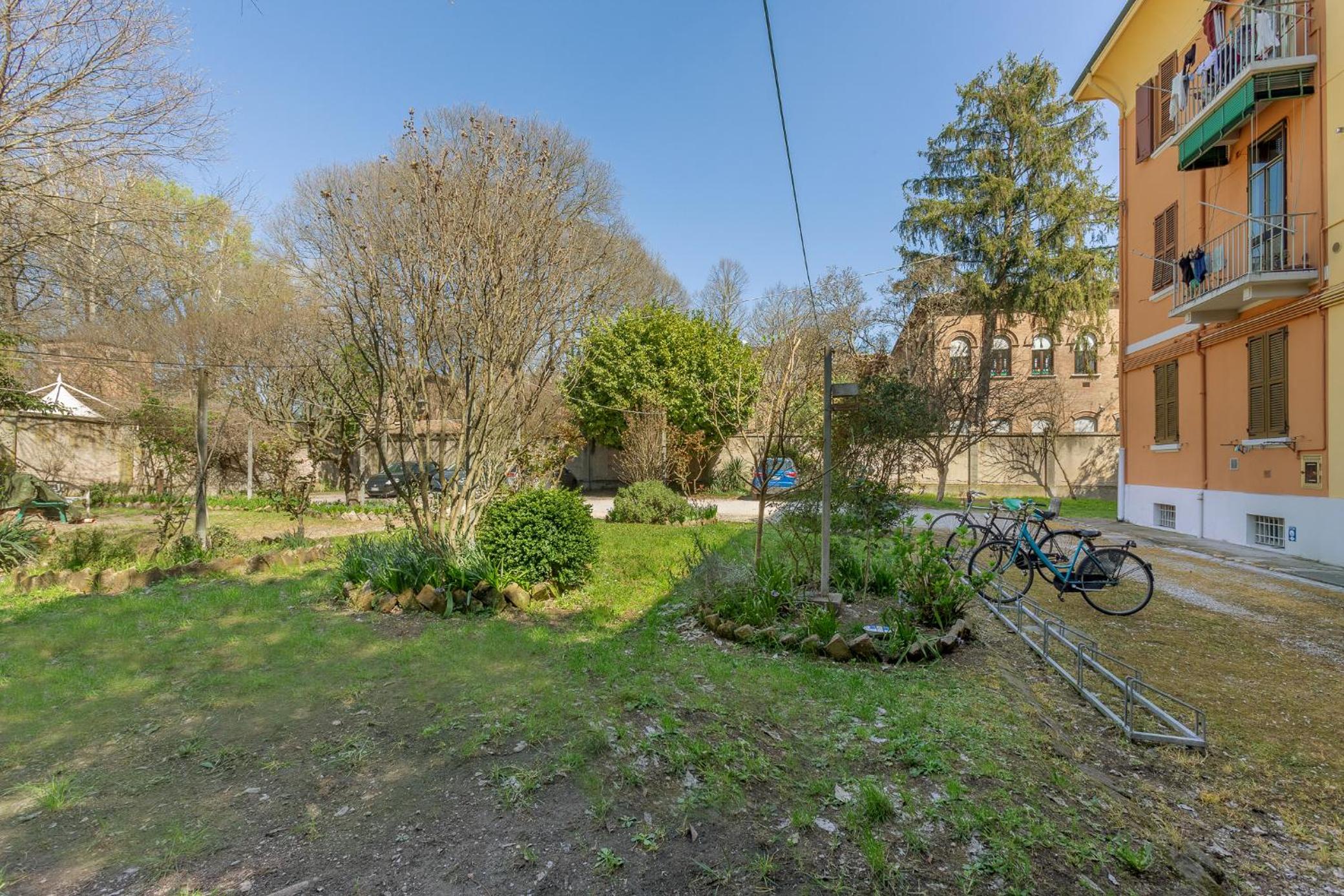 GuestHost - Ferrara Station Essential Apartment with parking