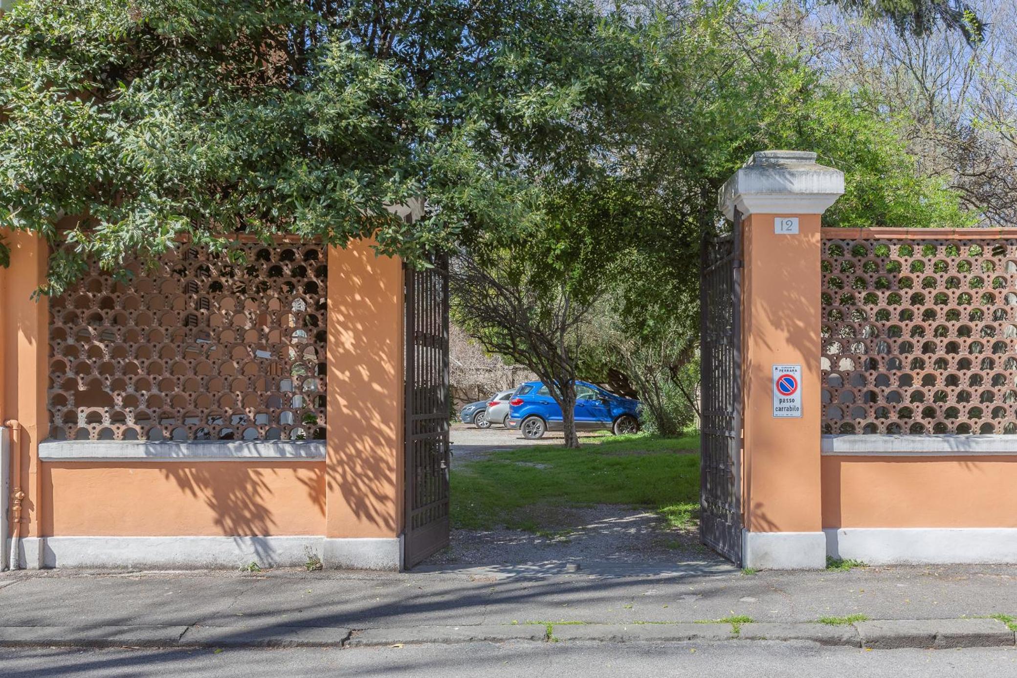 GuestHost - Ferrara Station Essential Apartment with parking