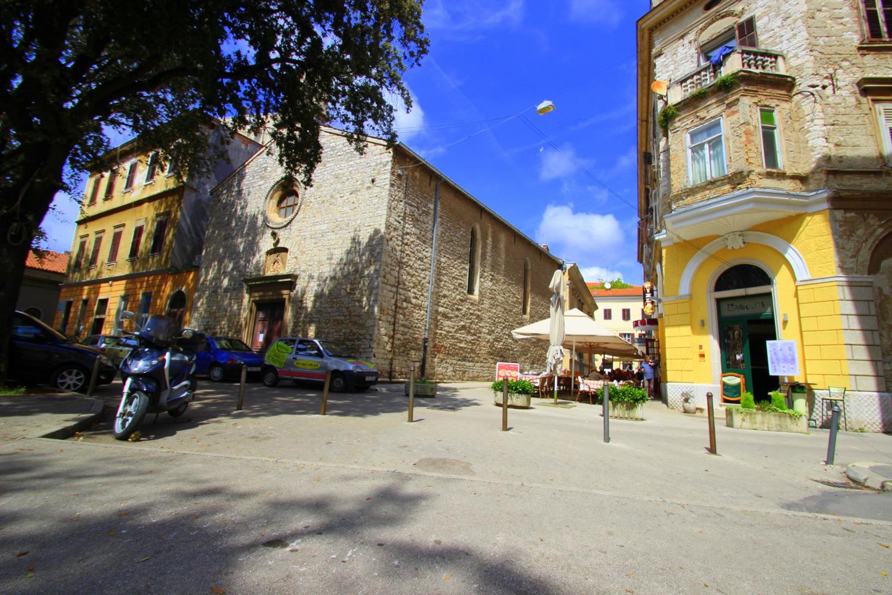 Hotel Top Center Rooms & Studio - Image 1