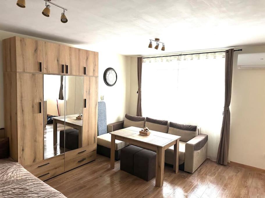 Green Park Apartment - Brand New Studio!