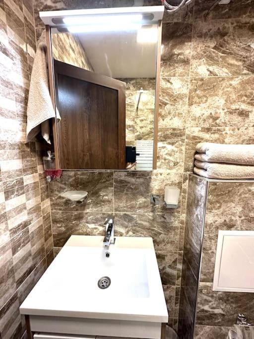 Green Park Apartment - Brand New Studio!