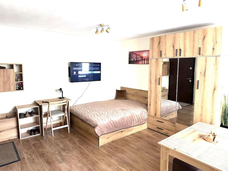 Green Park Apartment - Brand New Studio!