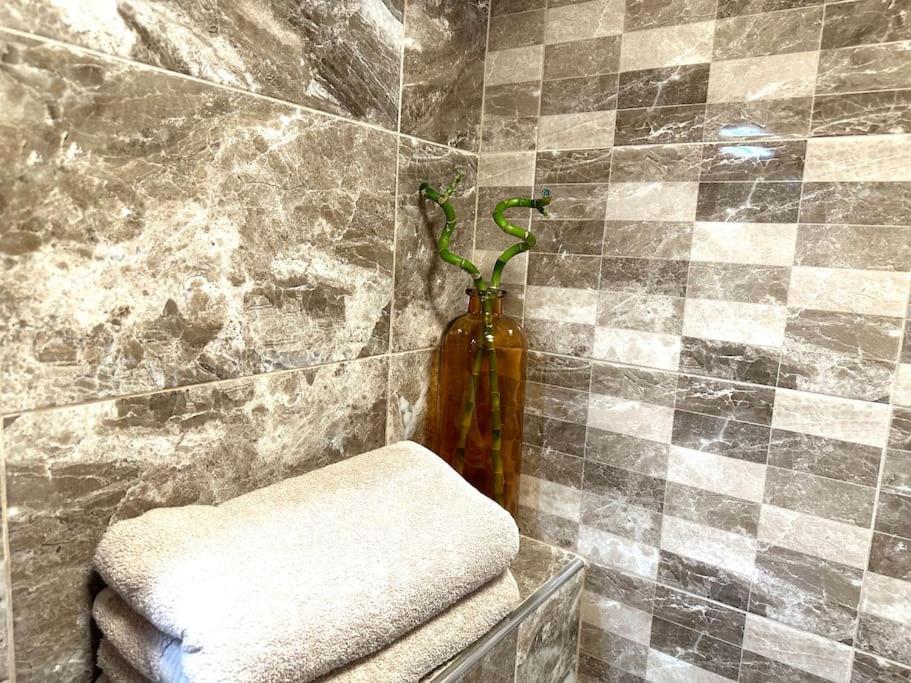 Green Park Apartment - Brand New Studio!