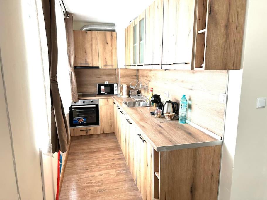 Green Park Apartment - Brand New Studio!
