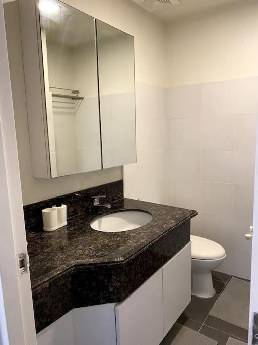 Modern Condo Apt in Flair Tower South, Mandaluyong view 4