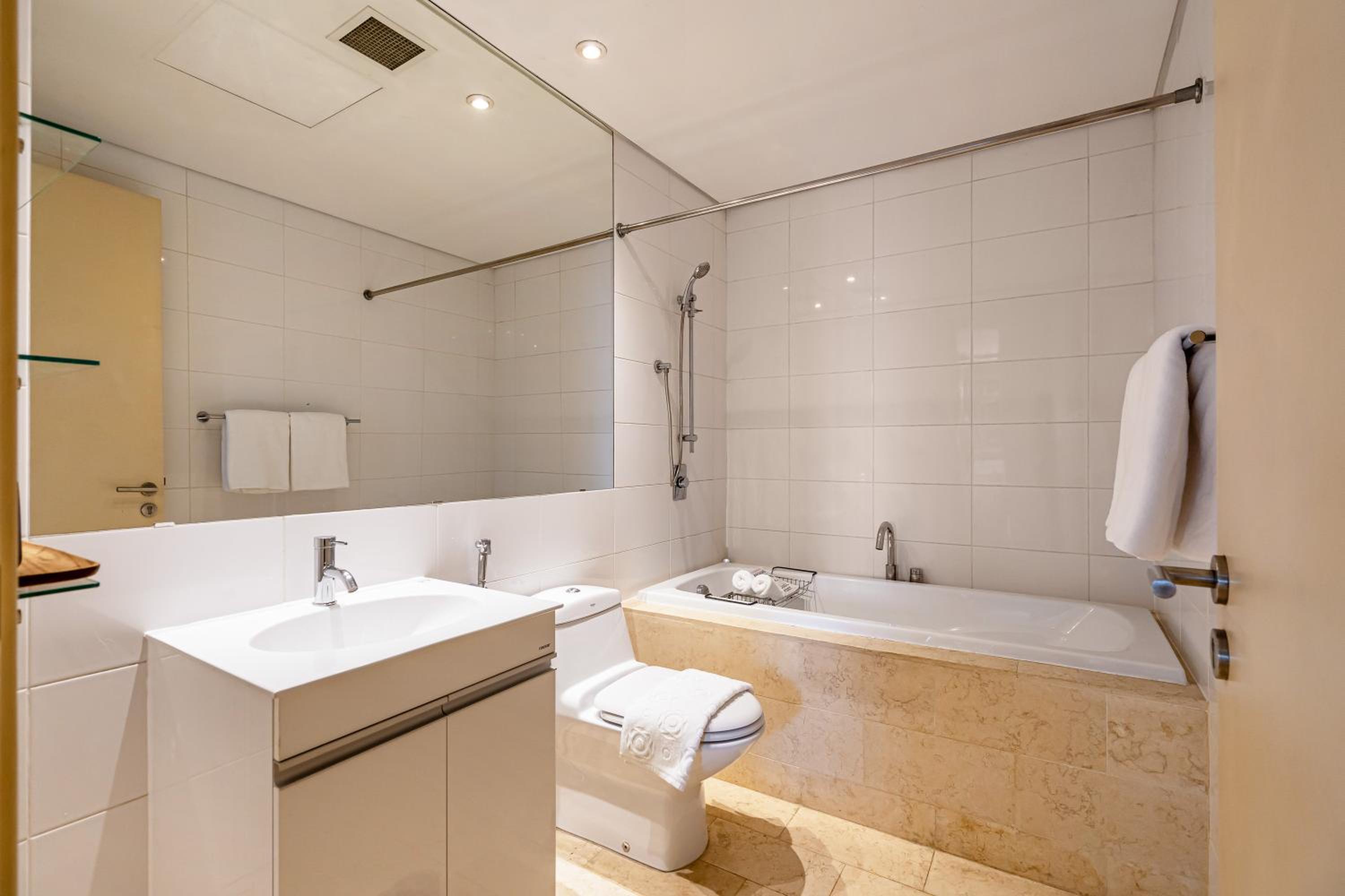 Luxury Apartments with Rooftop Pool & Gym - Avalon