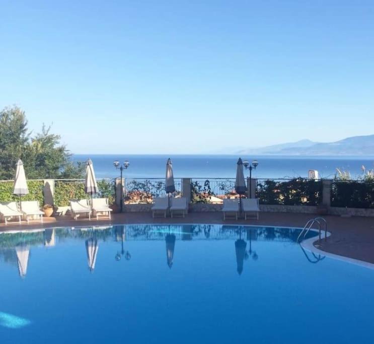 Magnifico appartamento con vista panoramica sul mare, terrazza sul tetto e ampio balcone , Magnificent full equipped seaview flat with privat parking solar view 2