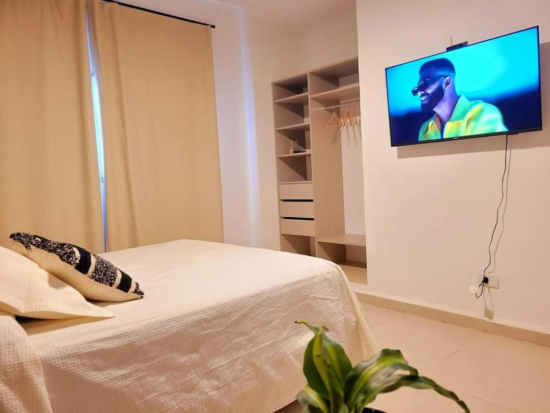 Casa Roque Funes, ubicado en Cerro de las Rosas Córdoba, Ofrece, Asador, Pileta, Cercanias, Estadio Kempes, aeropuerto Ambrosio Taravella, Orfeo Superdomo,