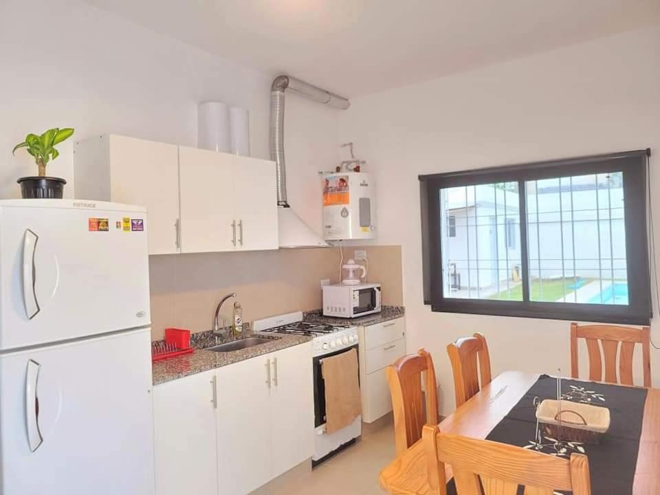 Casa Roque Funes, ubicado en Cerro de las Rosas Córdoba, Ofrece, Asador, Pileta, Cercanias, Estadio Kempes, aeropuerto Ambrosio Taravella, Orfeo Superdomo,