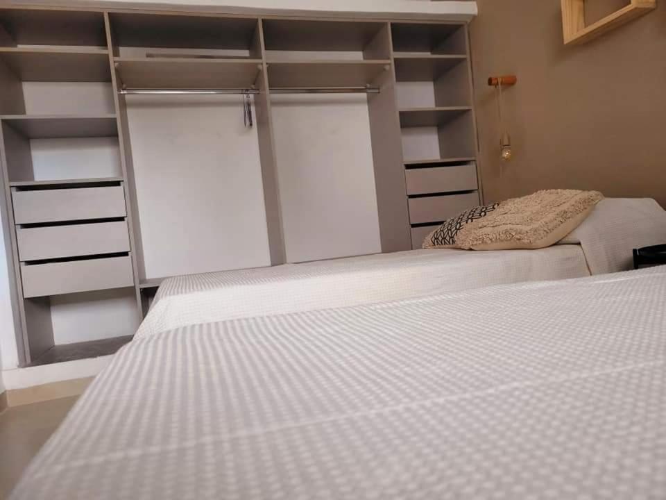 Casa Roque Funes, ubicado en Cerro de las Rosas Córdoba, Ofrece, Asador, Pileta, Cercanias, Estadio Kempes, aeropuerto Ambrosio Taravella, Orfeo Superdomo,