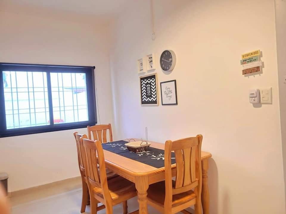 Casa Roque Funes, ubicado en Cerro de las Rosas Córdoba, Ofrece, Asador, Pileta, Cercanias, Estadio Kempes, aeropuerto Ambrosio Taravella, Orfeo Superdomo,