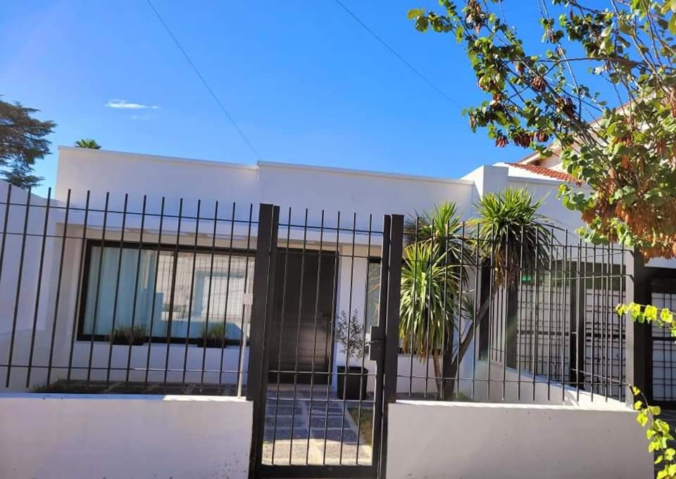Casa Roque Funes, ubicado en Cerro de las Rosas Córdoba, Ofrece, Asador, Pileta, Cercanias, Estadio Kempes, aeropuerto Ambrosio Taravella, Orfeo Superdomo,