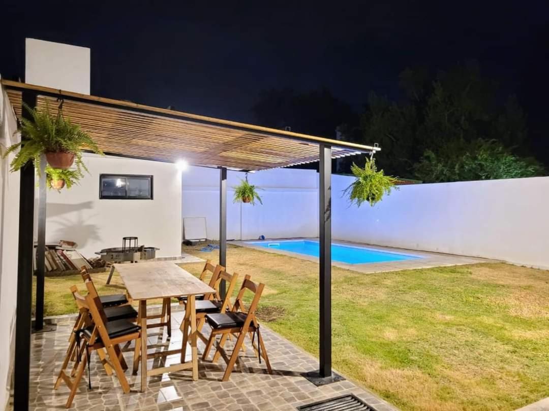 Casa Roque Funes, ubicado en Cerro de las Rosas Córdoba, Ofrece, Asador, Pileta, Cercanias, Estadio Kempes, aeropuerto Ambrosio Taravella, Orfeo Superdomo,