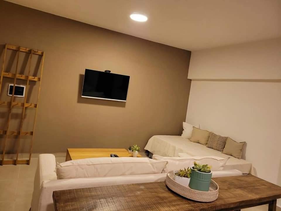 Casa Roque Funes, ubicado en Cerro de las Rosas Córdoba, Ofrece, Asador, Pileta, Cercanias, Estadio Kempes, aeropuerto Ambrosio Taravella, Orfeo Superdomo,