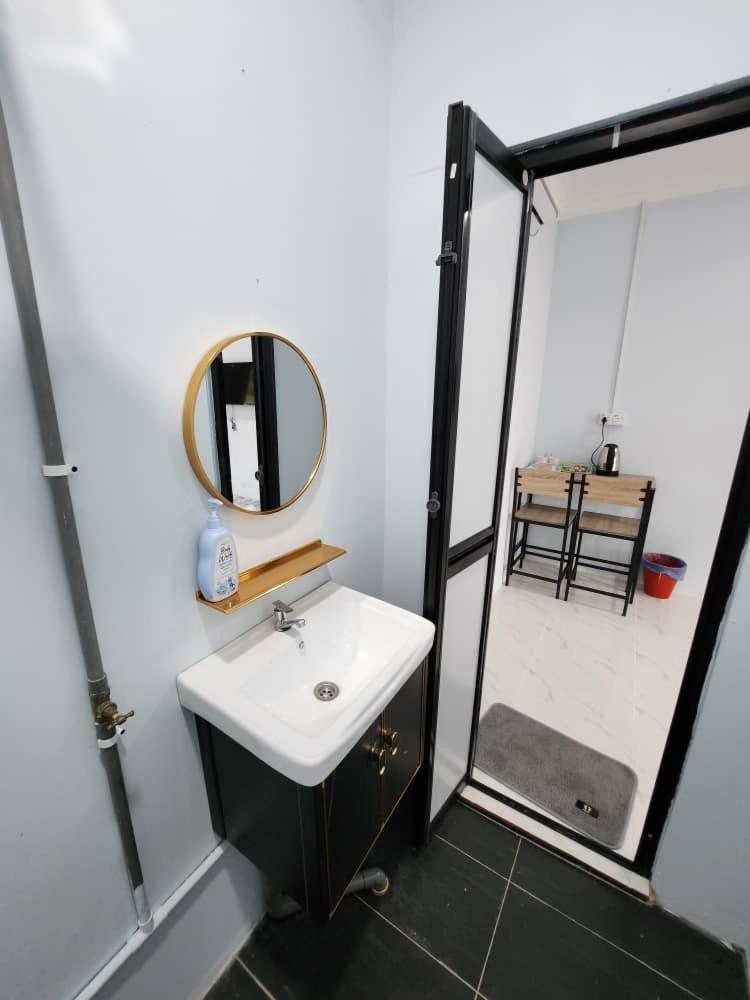 Roomstay McAyoh Self Check In Concept