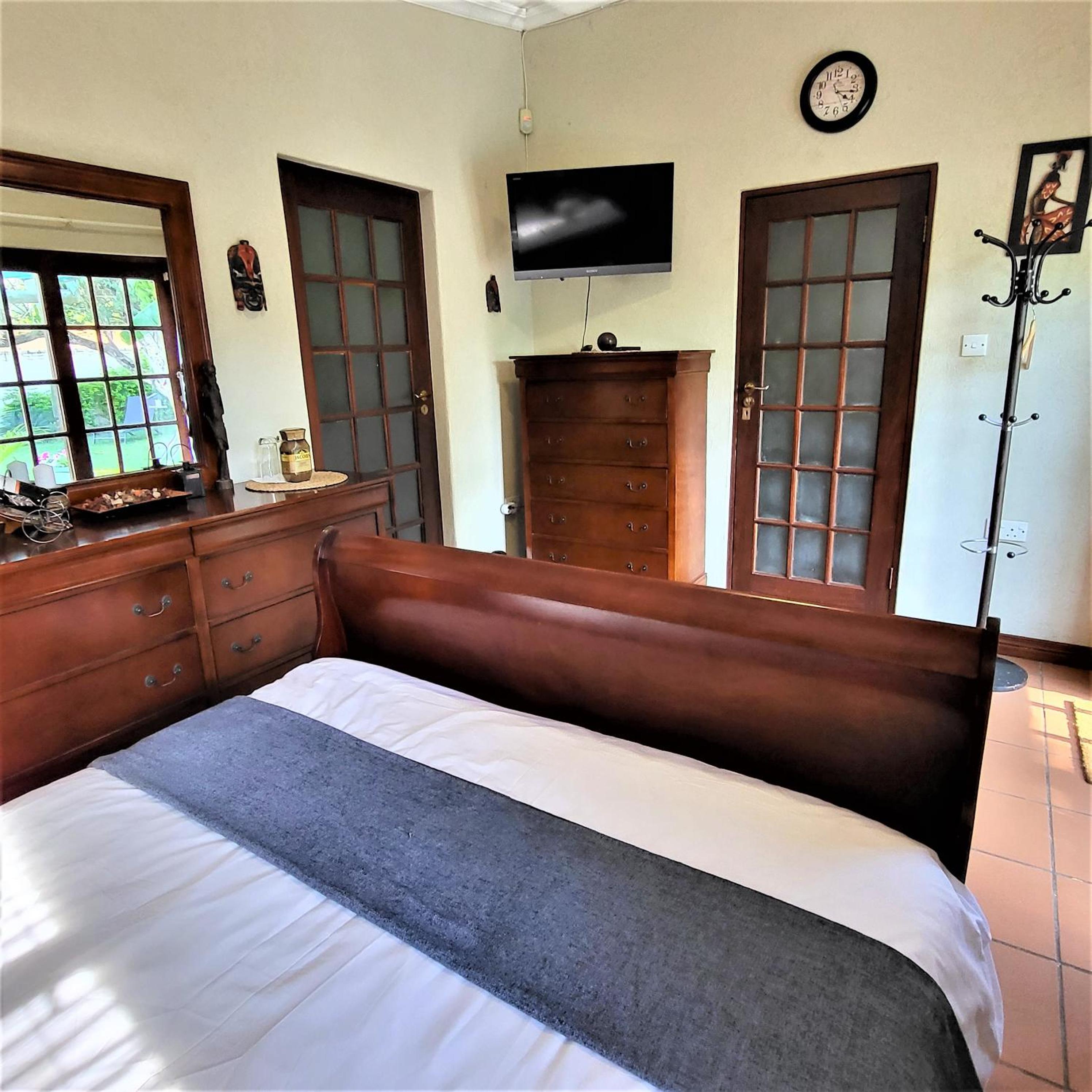 Guesthouse Private Room with Garden and Pool