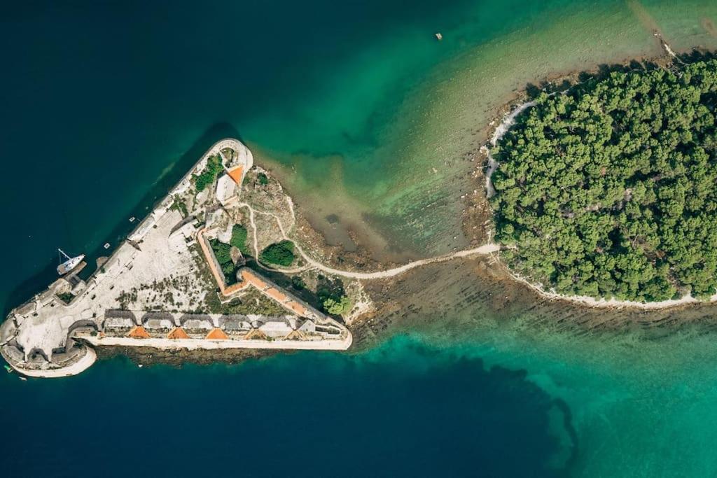 Prelijep kondominij u blizini atrakcija