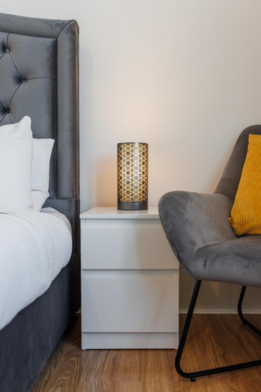 Flatzy - Sleeps 16 Near Football Ground & Ping Pong Table view 5