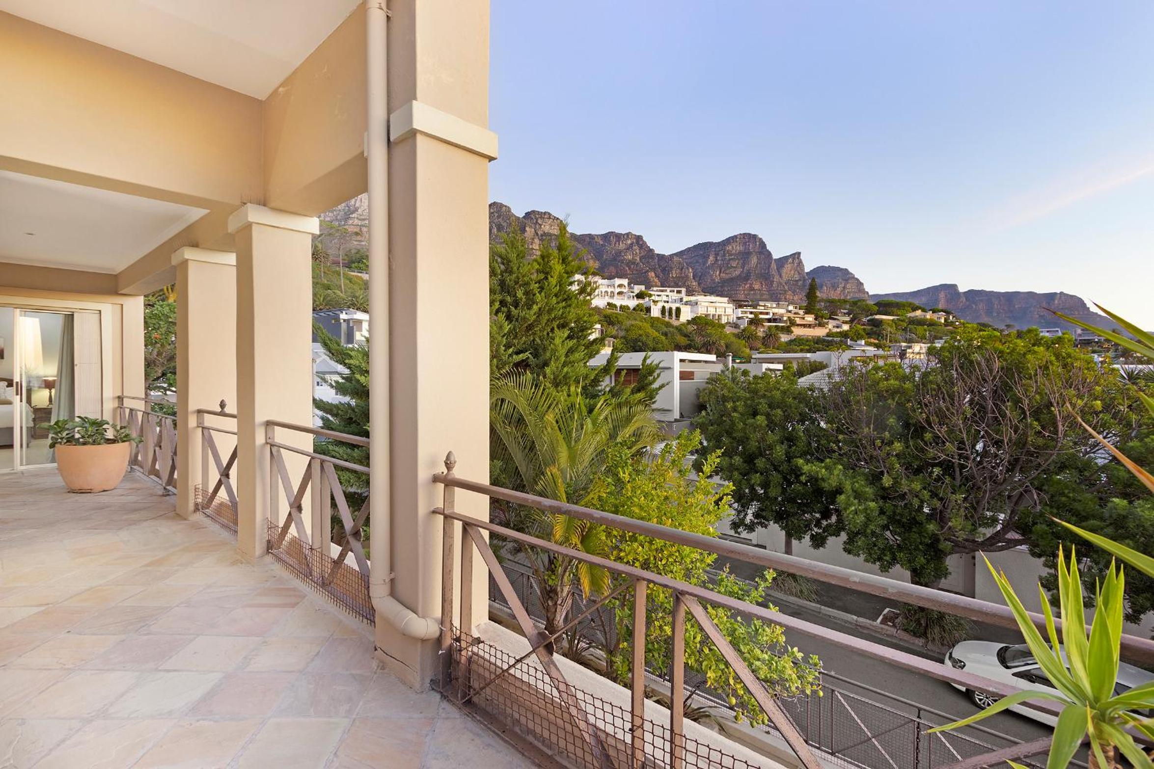Beachside Villa - Camps Bay view 2