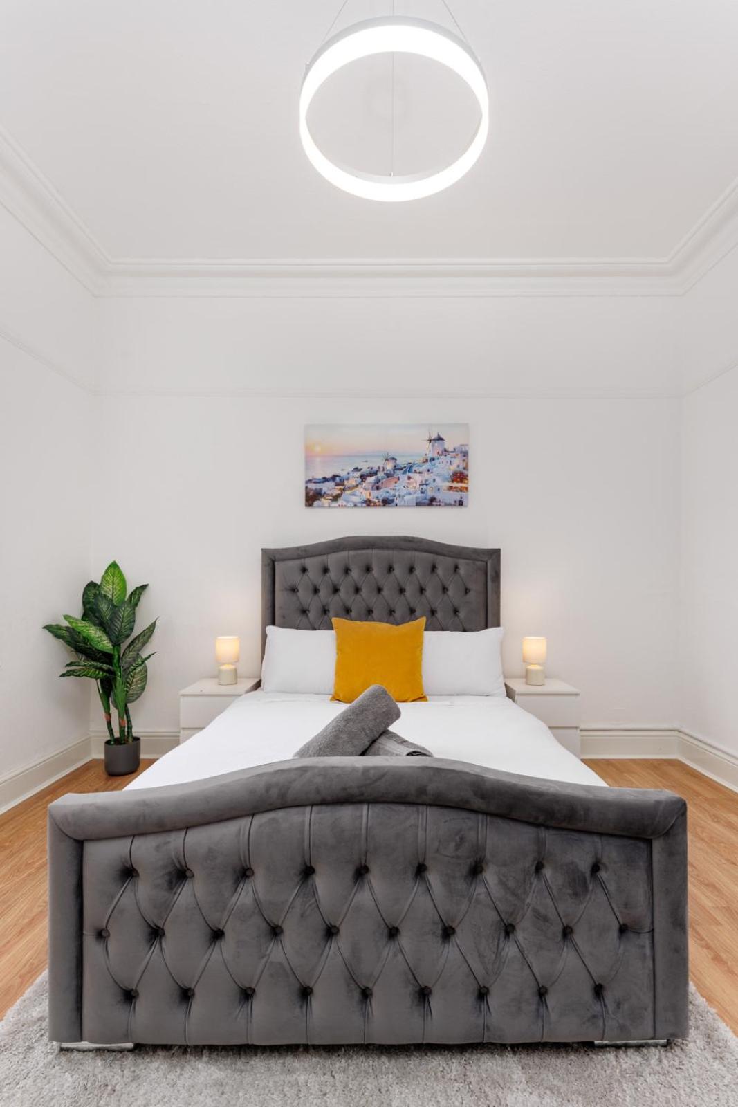 Flatzy - Sleeps 16 Near Football Ground & Ping Pong Table view 4