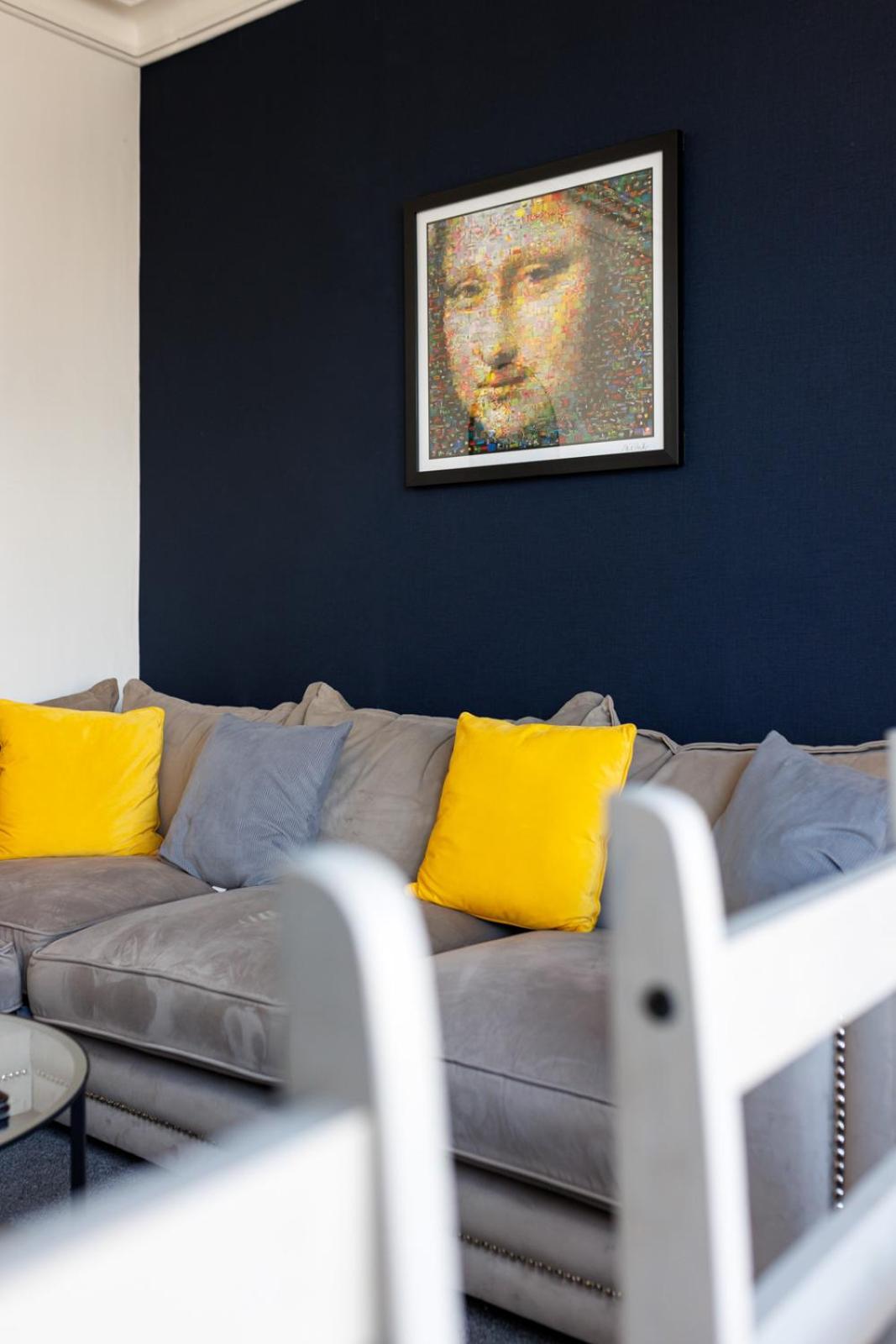 Flatzy - Sleeps 16 Near Football Ground & Ping Pong Table view 2