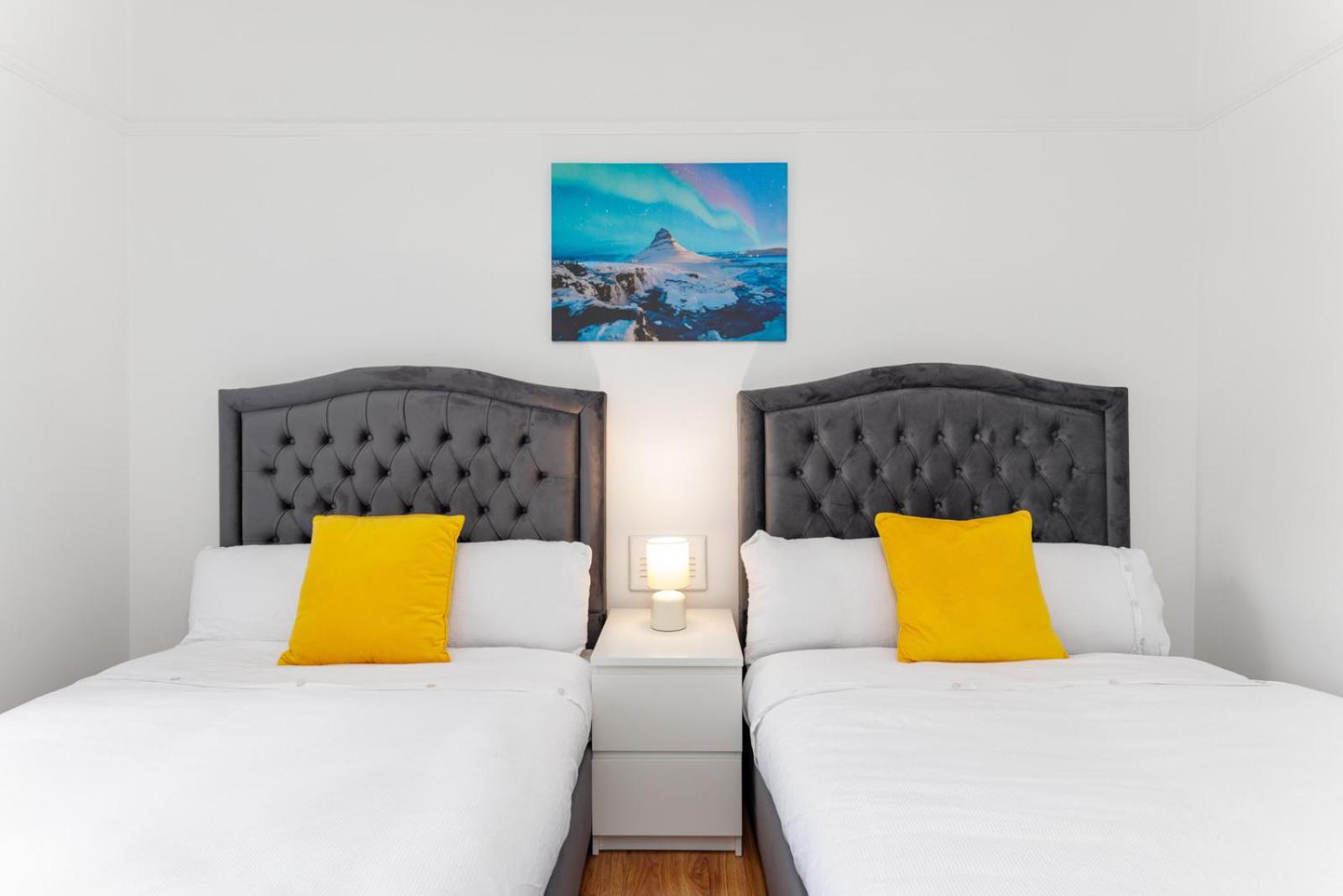 Flatzy - Sleeps 16 Near Football Ground & Ping Pong Table view 3