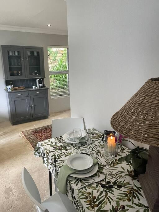 Contemporary & Spacious Courtyard Unit view 4