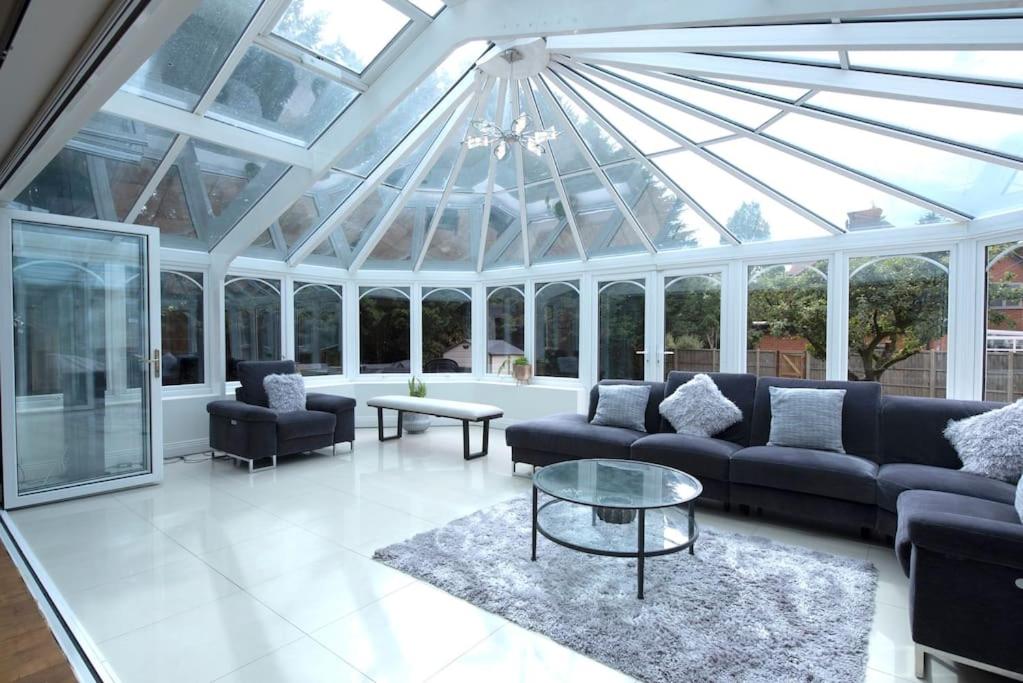 Luxury 6 bedroom house with parking - Northwood view 3