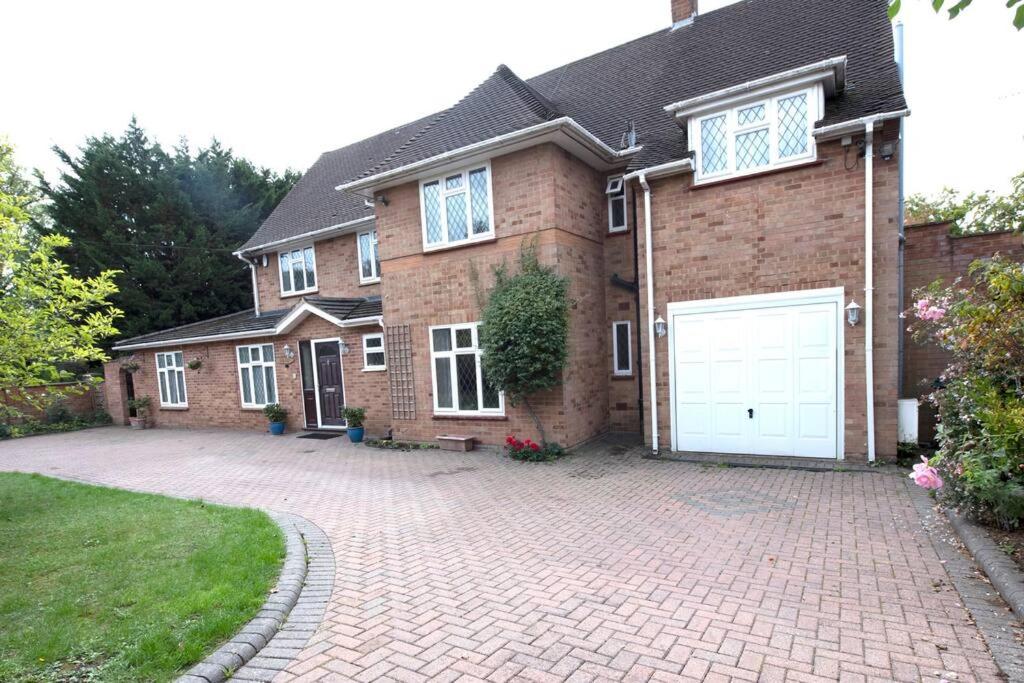 Luxury 6 bedroom house with parking - Northwood view 4