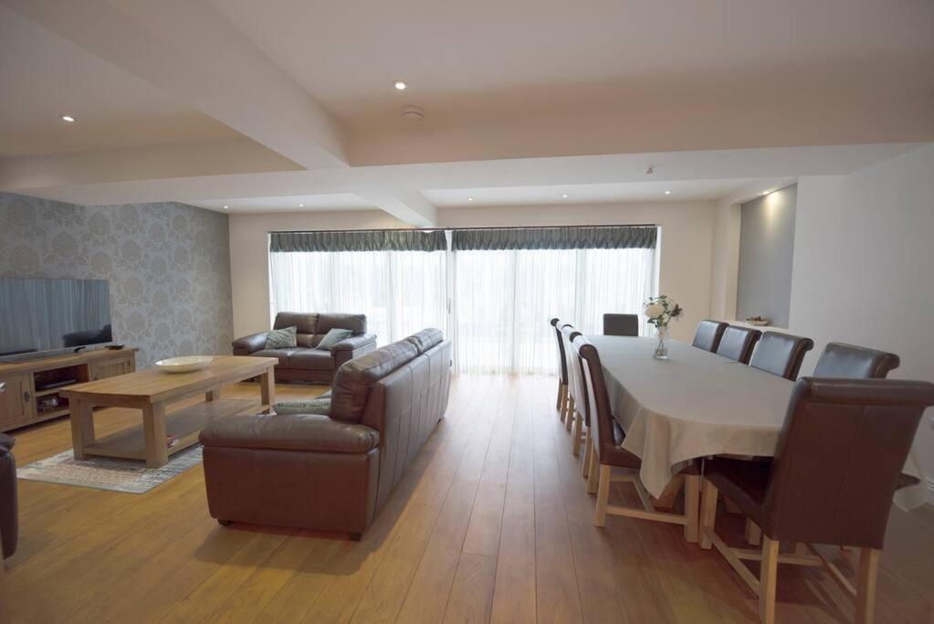 Luxury 6 bedroom house with parking - Northwood view 5