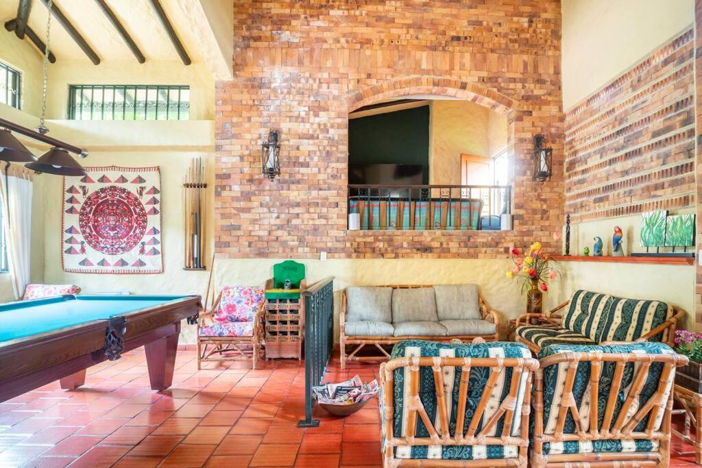 ANAPOIMA Villa Capri