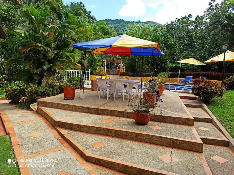 ANAPOIMA Villa Capri