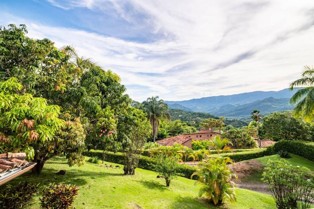 ANAPOIMA Villa Capri