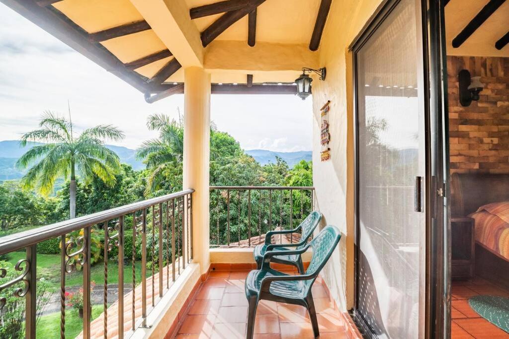 ANAPOIMA Villa Capri