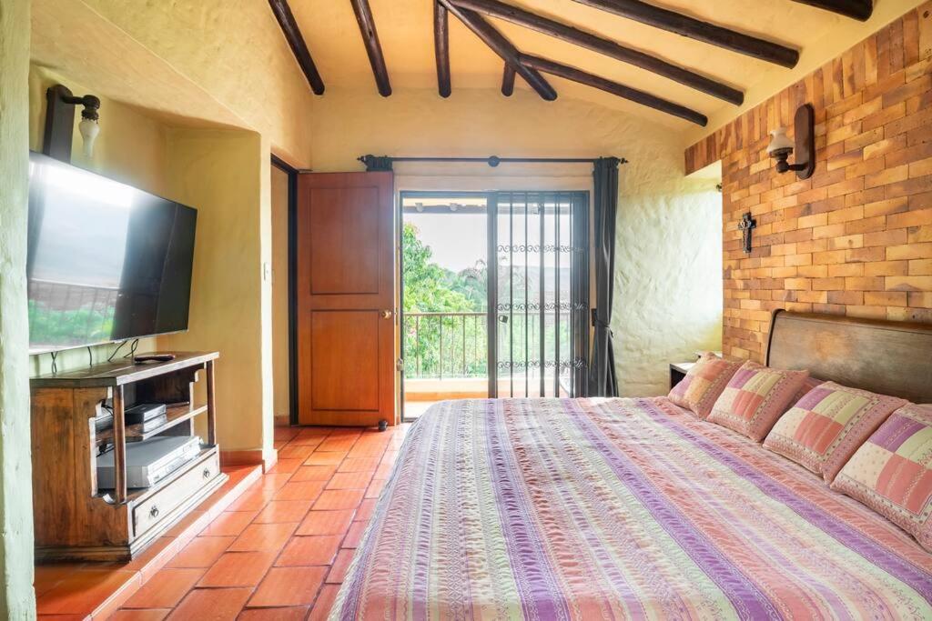 ANAPOIMA Villa Capri