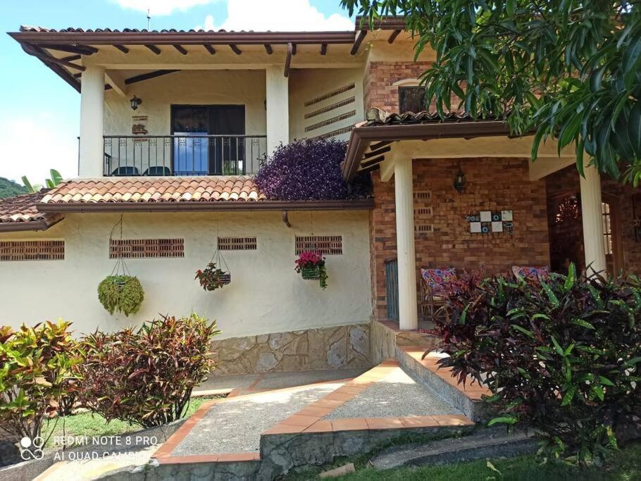 ANAPOIMA Villa Capri