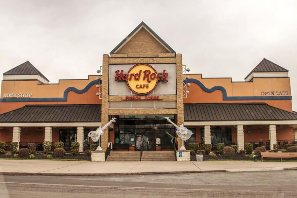 King Bed Pet friendly Smart lock Pigeon Forge