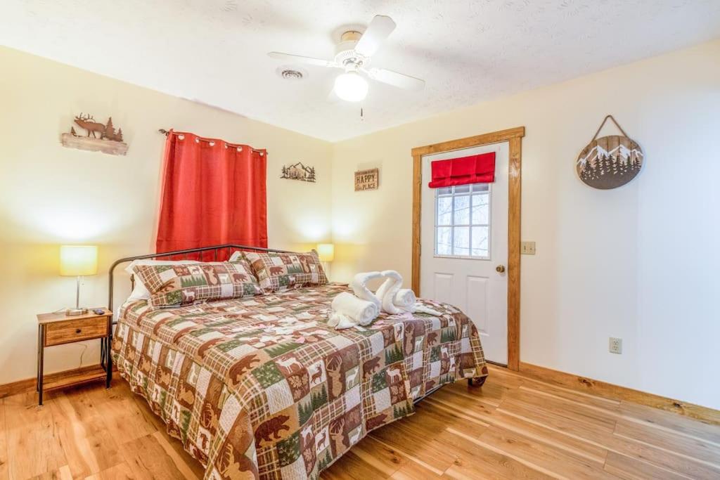 King Bed Pet friendly Smart lock Pigeon Forge