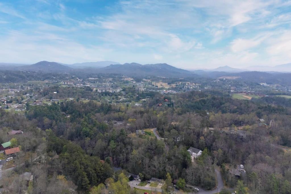 King Bed Pet friendly Smart lock Pigeon Forge