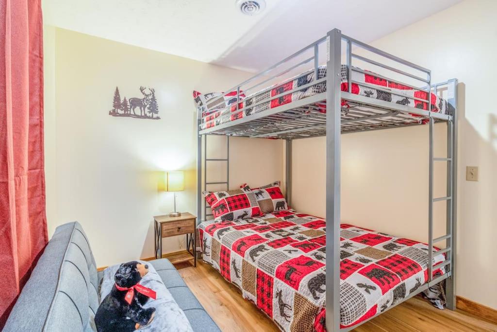 King Bed Pet friendly Smart lock Pigeon Forge