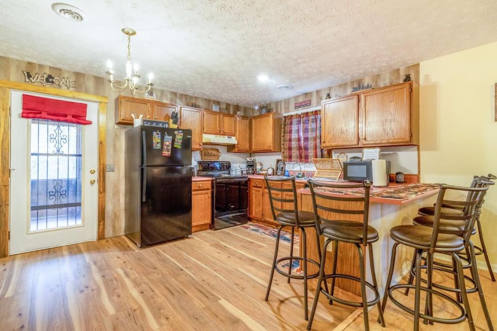King Bed Pet friendly Smart lock Pigeon Forge