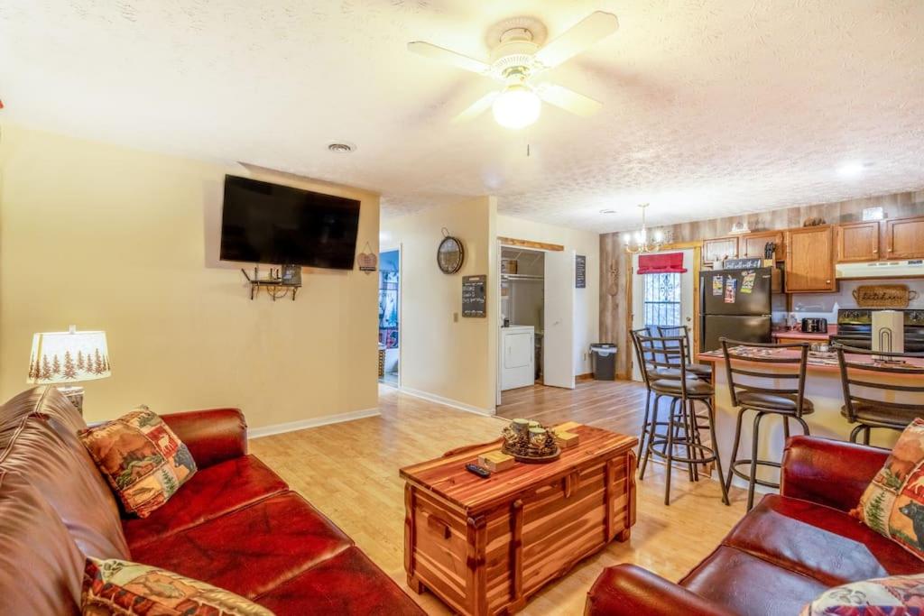 King Bed Pet friendly Smart lock Pigeon Forge