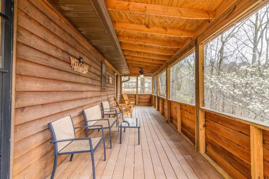 King Bed Pet friendly Smart lock Pigeon Forge