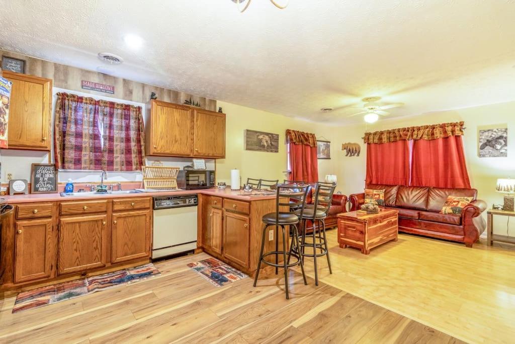 King Bed Pet friendly Smart lock Pigeon Forge