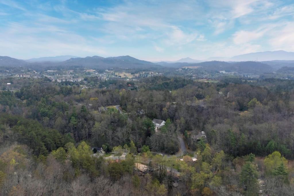King Bed Pet friendly Smart lock Pigeon Forge
